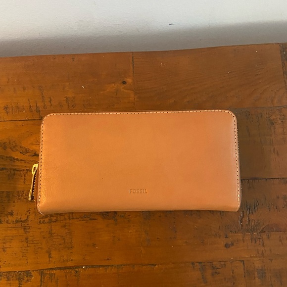 Fossil Zip Around Clutch - Picture 2 of 4